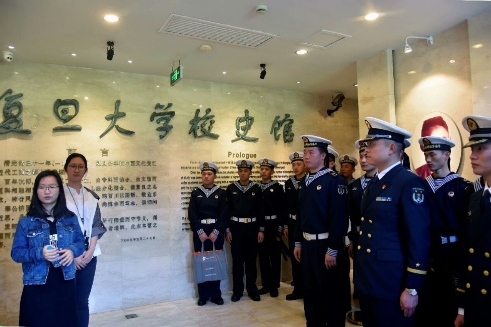 参观校史馆